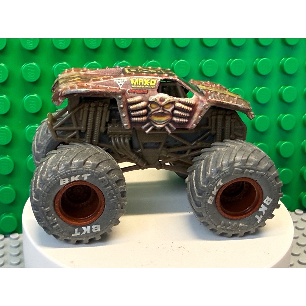 Monster Jam Max-D Zombie vs Hunter Monster Truck 1:64 Scale Diecast BKT Tires